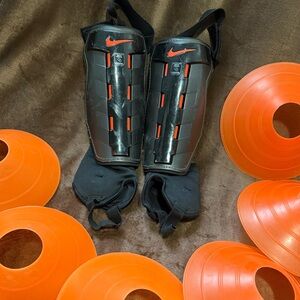 Nike Black Soccer Shin Guards Unisex Youth Large - With 6 Training Cones
